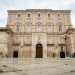 La facciata neoclassica incorpora i resti di un vecchio castello costruito nel 1255 per volere dallimperatore Federico II di Svevia. Il suo nome  per legato al signore di Palo, che nel 1774 avvi la trasformazione della fortezza nelledificio che vediamo oggi